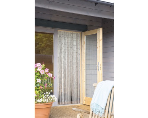 Bamboe gordijn voor een houten deur