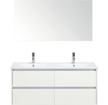 Witte wastafel met dubbele wasbak en spiegel voor de badkamer