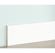 Witte houten plint tegen een muur