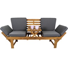 Houten tuinbank met grijze kussens en kleine tafel