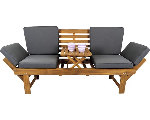 Houten tuinbank met grijze kussens en kleine tafel