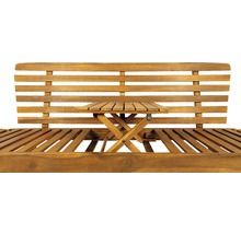 Detailopname van een houten ligstoel met geïntegreerde, uitklapbare tafel