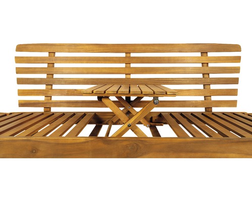 Detailopname van een houten ligstoel met geïntegreerde, uitklapbare tafel