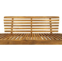 Detailopname van een houten tuinbank met lattenbodem zitting en rugleuning