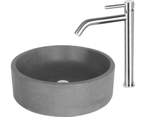 Grijze betonnen wastafel met kraan