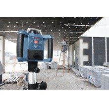 Bosch Logo. Roterende laser op een bouwplaats voor nivellering.