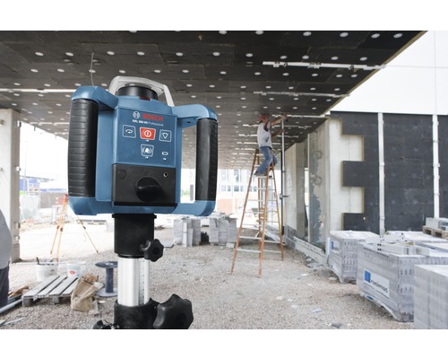 Bosch Logo. Roterende laser op een bouwplaats voor nivellering.