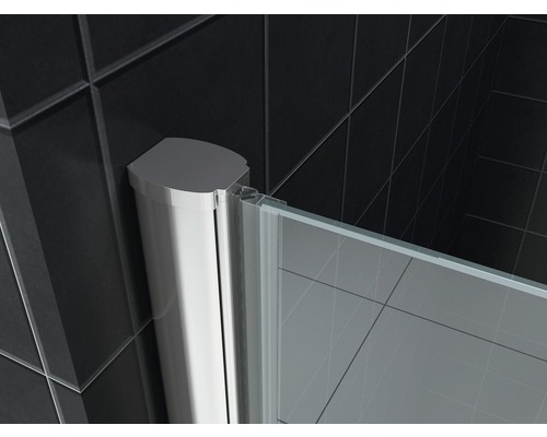 Detailopname van een douchecabine met glas en metalen frame