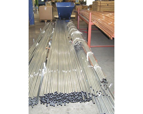 Opslagruimte met bundel roestvrijstalen buizen