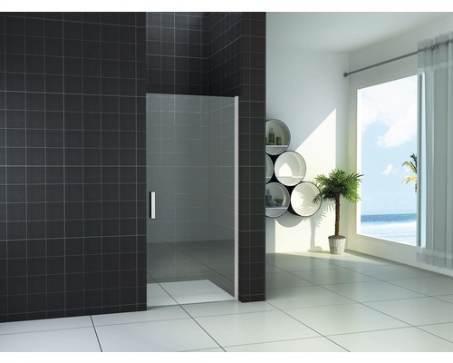 Moderne badkamer met inloopdouche, wandtegels en raam met uitzicht op zee