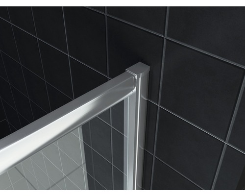 Detailopname van een douchecabine met frame en glazen deur