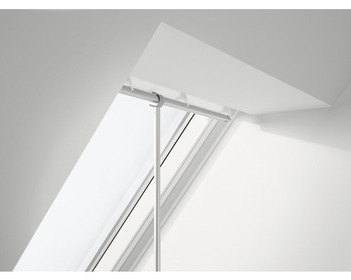 Dakvenster met rolgordijn en bedieningsstang