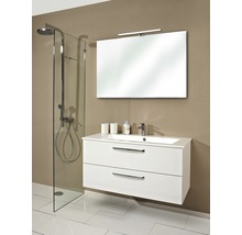Moderne badkamer met douche, wastafelonderkast, spiegel en verlichting