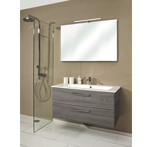 Moderne badkamer met douche, spiegel en wastafelonderkast