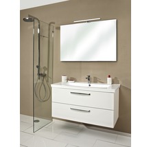 Badkamer met douche, spiegel en wastafelonderkast