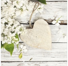 Decoratief houten hart met seringenbloemen op houten achtergrond
