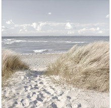 Decoratieve afbeelding van een zandduin op het strand met uitzicht op zee