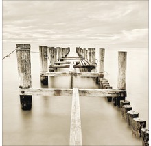 Foto van een oude houten brug over het water