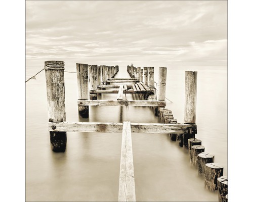 Foto van een oude houten brug over het water