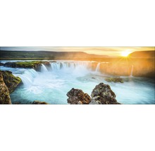 Landschap met waterval en rotsen op de voorgrond