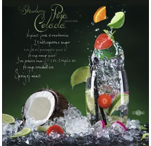 Scene met een cocktail, ingrediënten en recept voor Strawberry Pina Colada