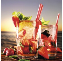 Twee glazen aardbeien mojito met ijs, munt en rietje