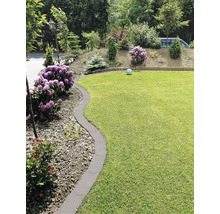Aangelegde tuin met gazon, bloemen en gazonrandstenen