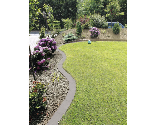 Aangelegde tuin met gazon, bloemen en gazonrandstenen