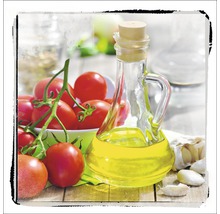 Stilleven met olie in glazen fles, tomaten en knoflook
