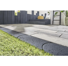 Tuinpad met graskantstenen en betontegels