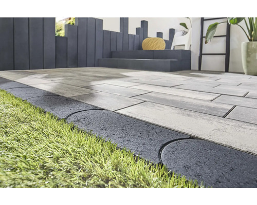 Tuinpad met graskantstenen en betontegels