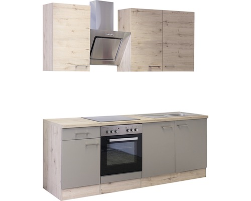 Keuken met afzuigkap, fornuis, spoelbak en kasten