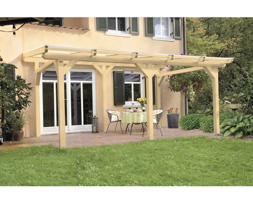 Houten pergola met zithoek in de tuin
