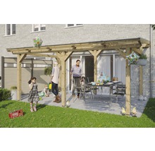 Overdekt terras met houten balken, tafel en gasten in de tuin.