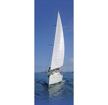 Zeilboot op het water met blauwe lucht