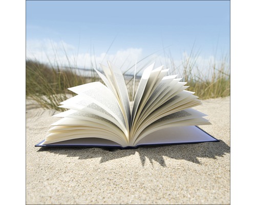 Open boek ligt op zand