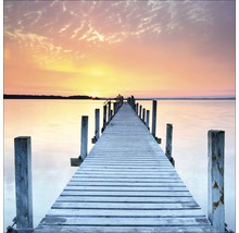 Houten steiger over water bij zonsondergang