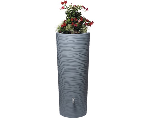 Grijze regenwatertank met kraan en planten