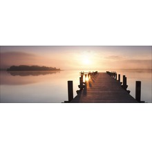 Houten steiger op een meer bij zonsopgang