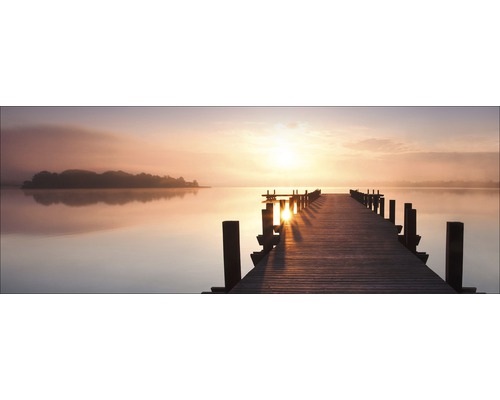 Houten steiger op een meer bij zonsopgang