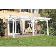 Witte houten pergola in de tuin met tuinmeubelen