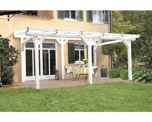 Witte houten pergola in de tuin met tuinmeubelen