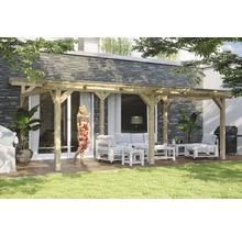 Houten terras met tuinmeubelen en barbecue in de buitenruimte.
