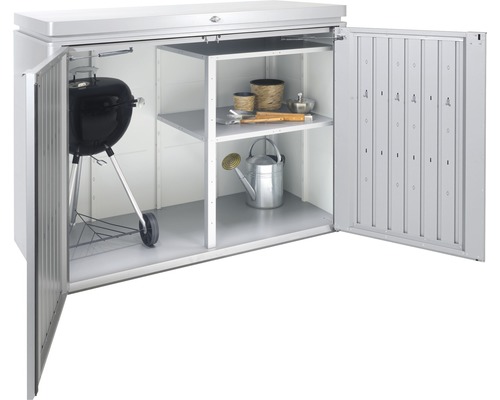 Geopende opbergbox met barbecue, planken en tuingereedschap