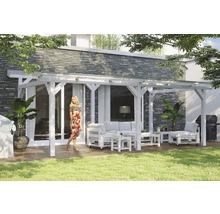 Terras met houten pergola en tuinmeubelen van pallets