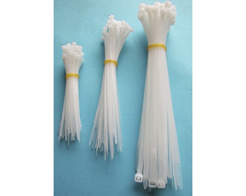 Drie bundels kabelbinders van verschillende groottes.