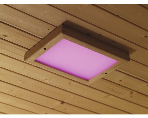 Plafondinbouwspot met houten frame en gekleurd licht in houten plafond