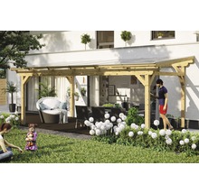 Houten terrasoverkapping met tuinmeubelen op een terras met gazon