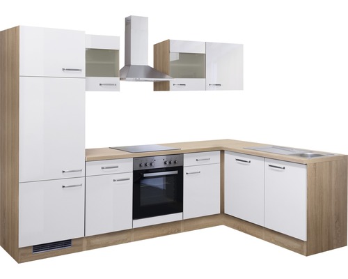 Keuken met hoge kast, afzuigkap, fornuis en gootsteen