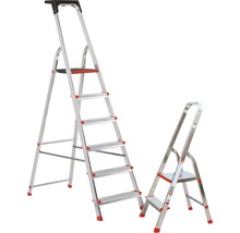 Twee aluminium huishoudtrappen met verschillende aantallen treden